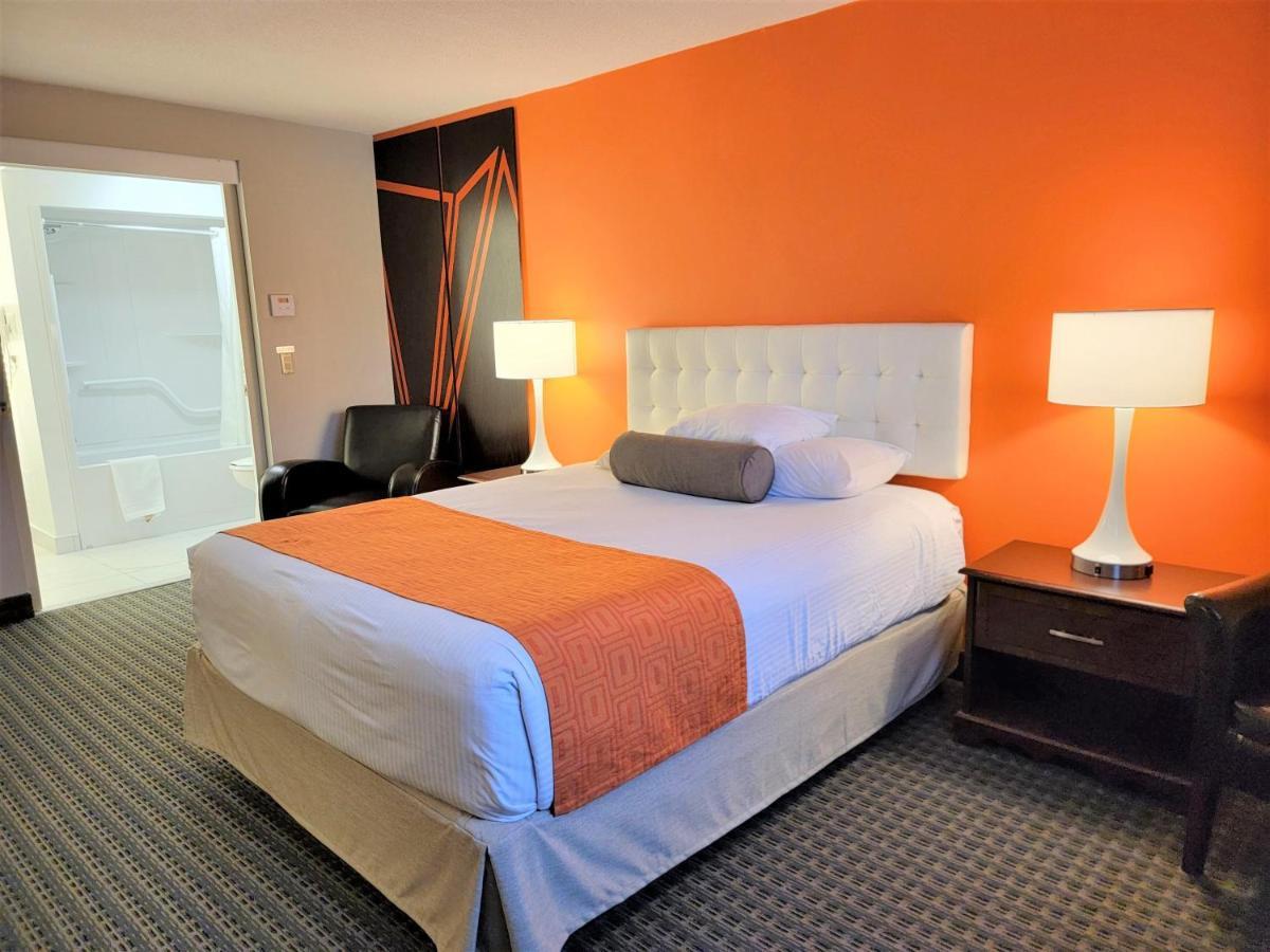 Howard Johnson By Wyndham Gravenhurst Bagian luar foto