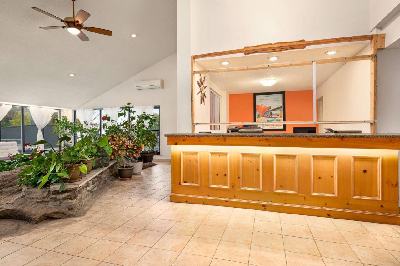 Howard Johnson By Wyndham Gravenhurst Bagian luar foto