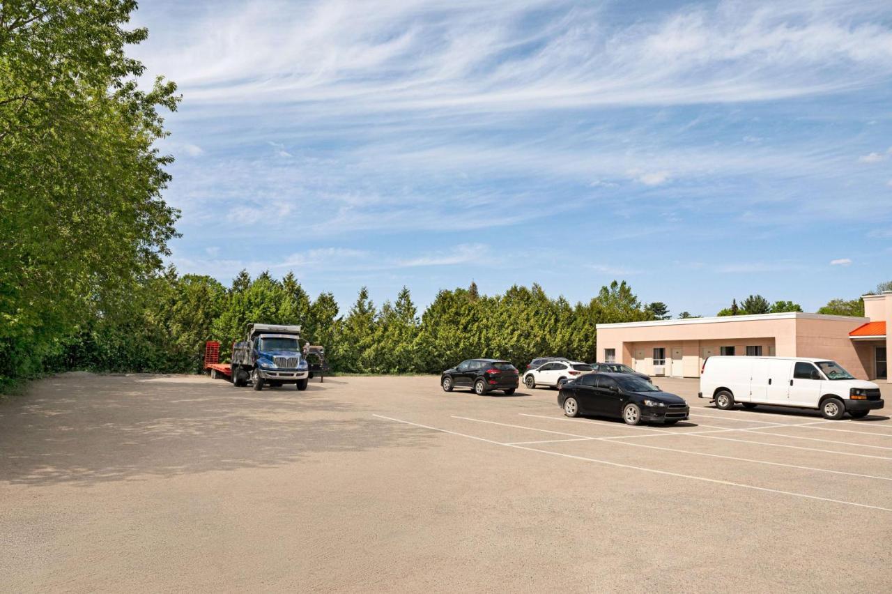Howard Johnson By Wyndham Gravenhurst Bagian luar foto