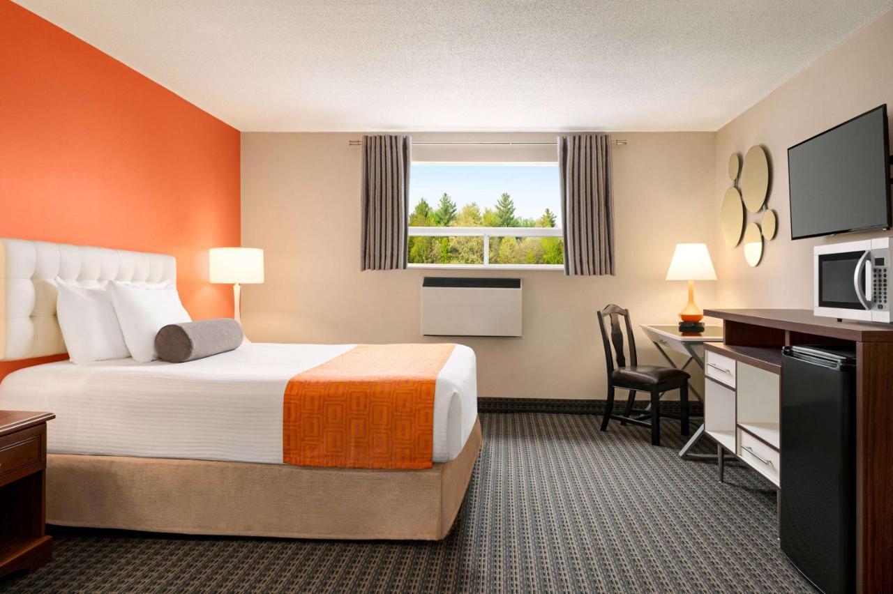 Howard Johnson By Wyndham Gravenhurst Bagian luar foto
