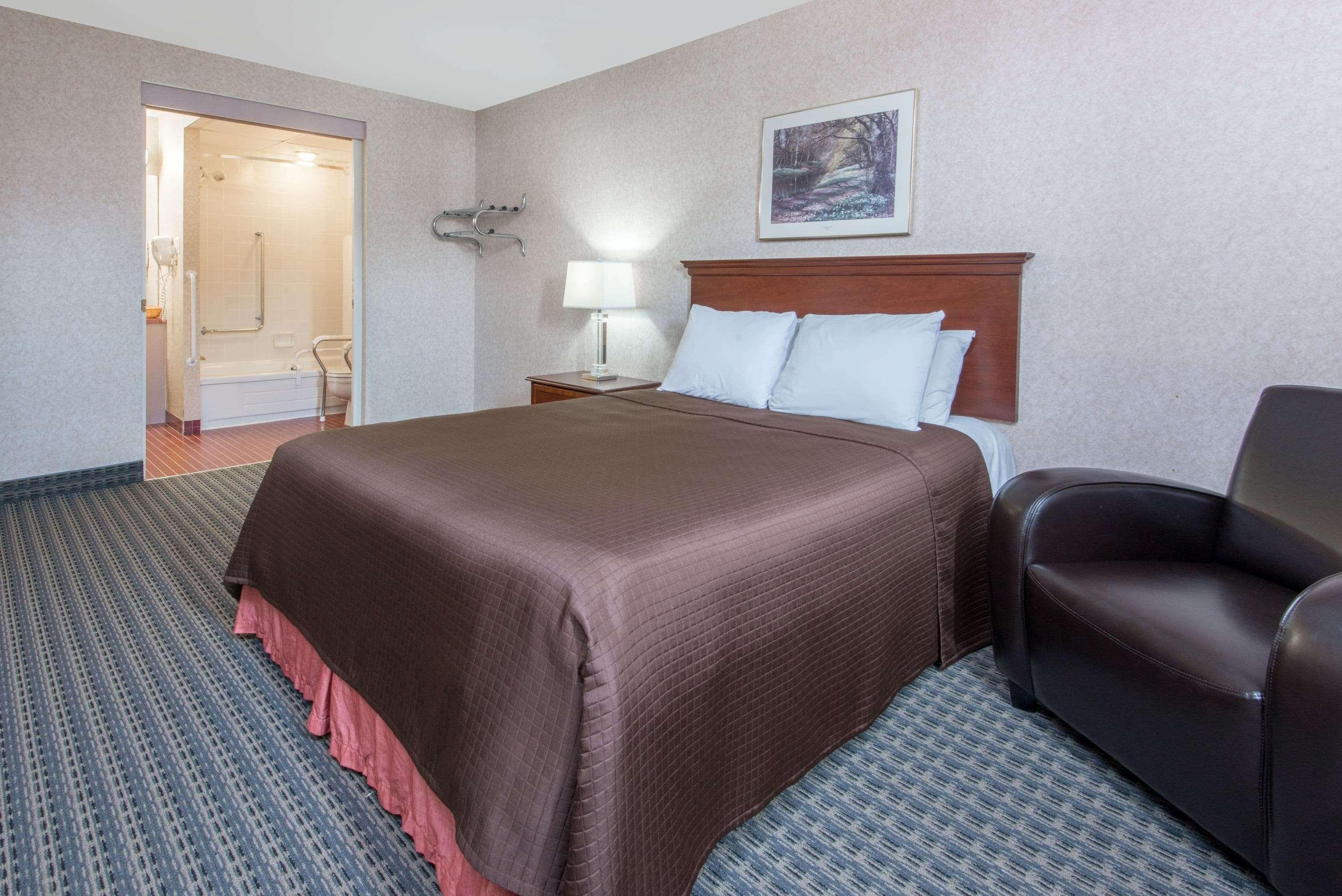 Howard Johnson By Wyndham Gravenhurst Bagian luar foto